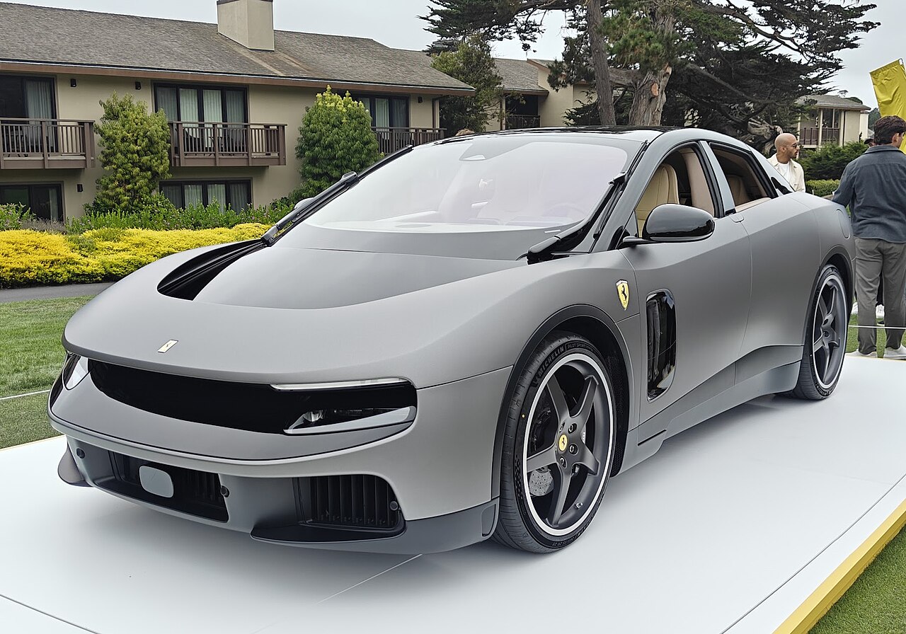 פרארי לוצ'ה מלפנים ומשמאל, בתערוכת Pebble Beach 2026