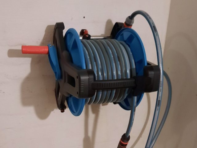 גלגלת צינור לגינה Gardena Undercover RollUp M עם צינור 20 מטר